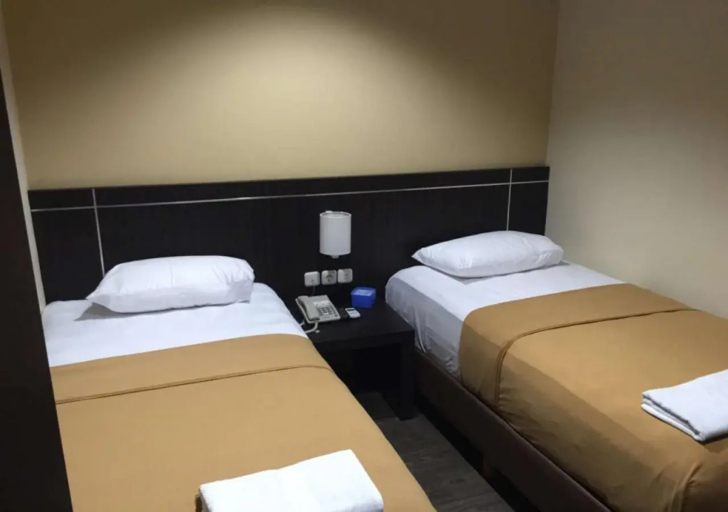 Super OYO Townhouse OAK Hotel Fiducia Pondok Gede