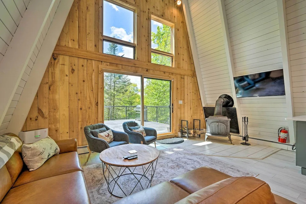 Wilmington Chalet w/ Hot Tub < 8 Mi to Mount Snow!