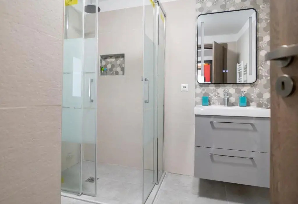 Zalman's Ground Floor 1BR Place