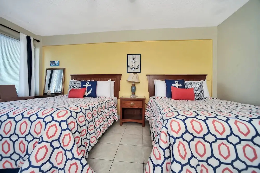 3rd Story Ocreanfront Studio W/views And A Pool 1 Bedroom Apts