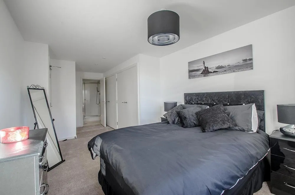Orange Apartments - 22 Polmuir Gardens LTD