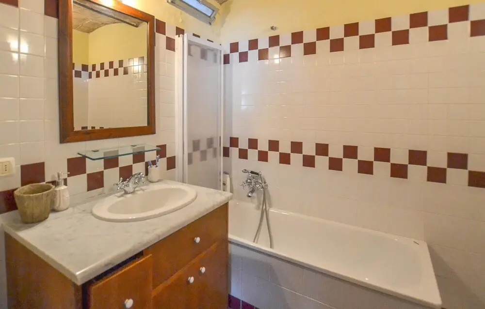 Nice Home in Capolona With 8 Bedrooms, Wifi and Private Swimming Pool