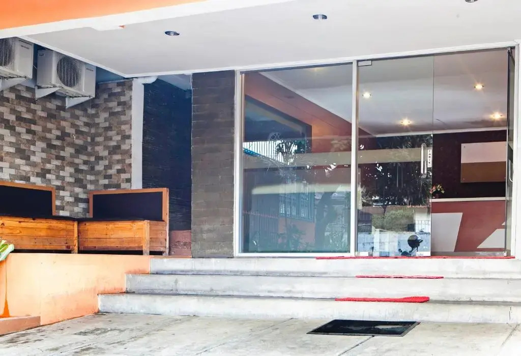 RedDoorz Syariah near BTC Fashion Mall