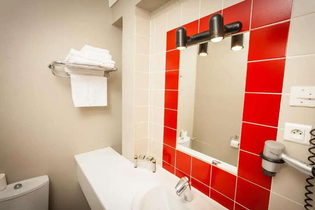 Hôtel les jardins du canal - piscine chauffée - solaire eco responsable - parking - garage - bornes électriques - accueil vélos - kids friendly