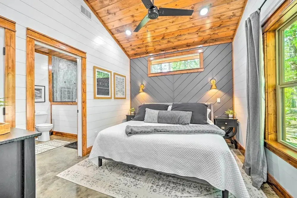 Chic Broken Bow Cabin With Hot Tub & Gas Grill!