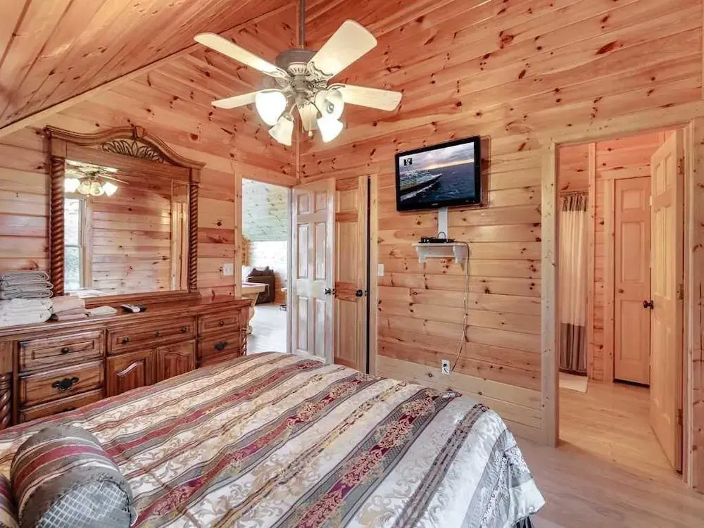 Gatlinburg Summit Views 2 Bedroom Home with Hot Tub