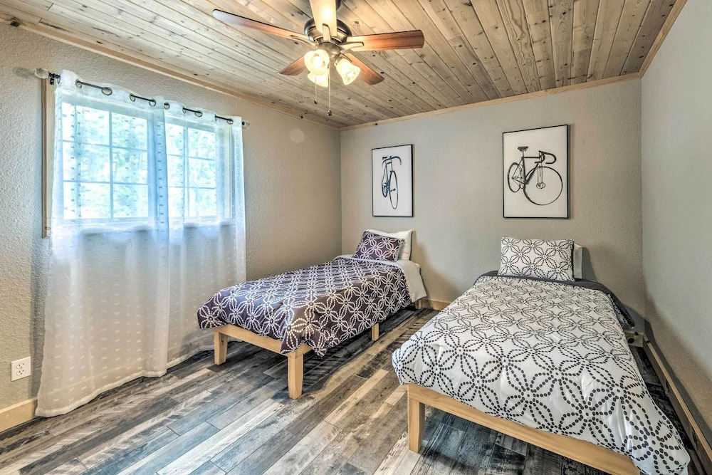 Sleepy Bear Cabin in Ruidoso: Deck & Yard Games!