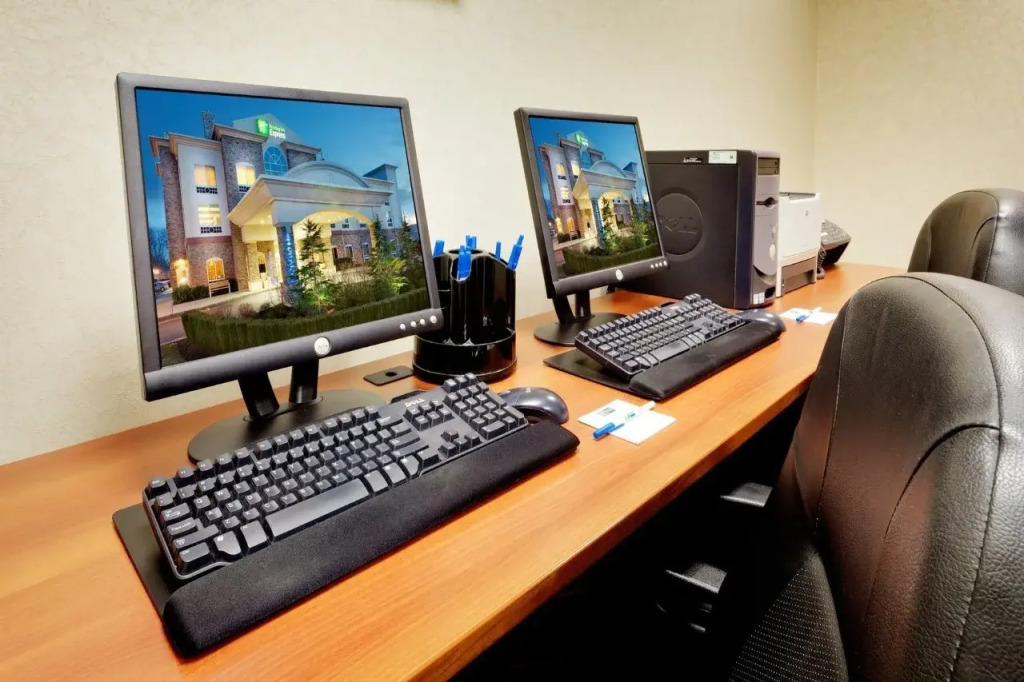 Holiday Inn Express & Suites Riverhead - Long Island by IHG