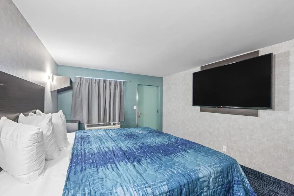 Hotel OPUS Bronx Near Bay Plaza Mall