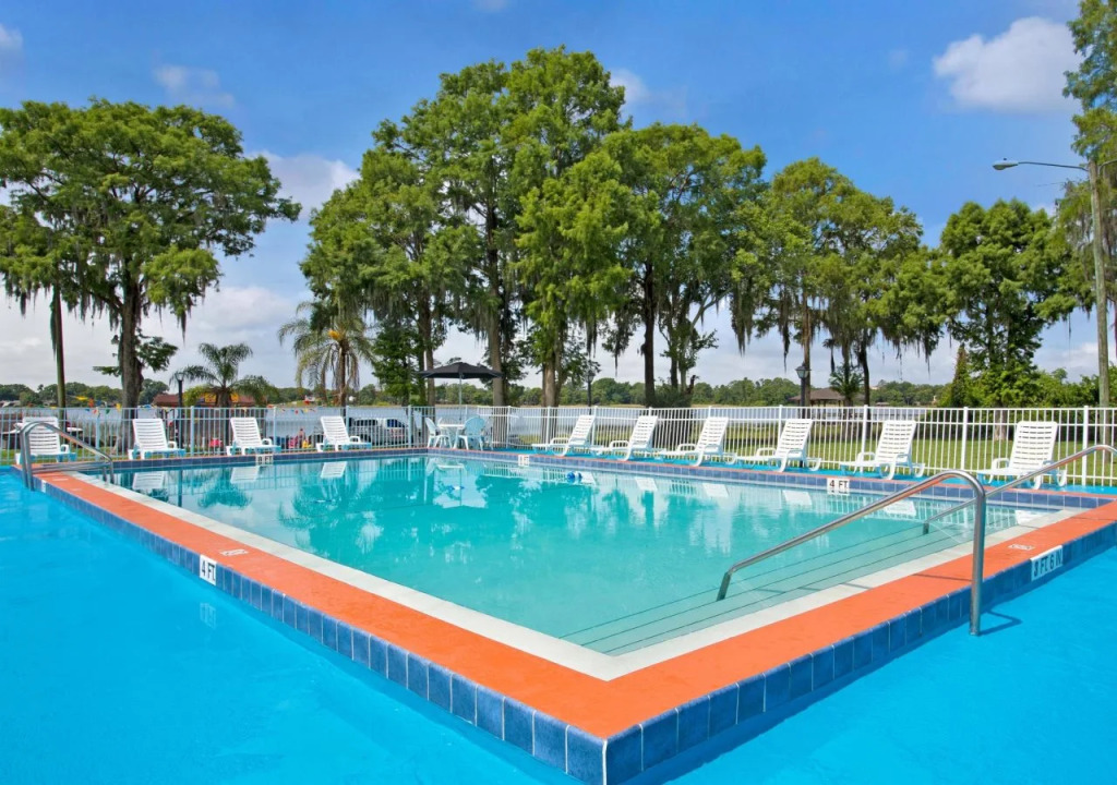 Howard Johnson Express Inn And Suites Lakes Front