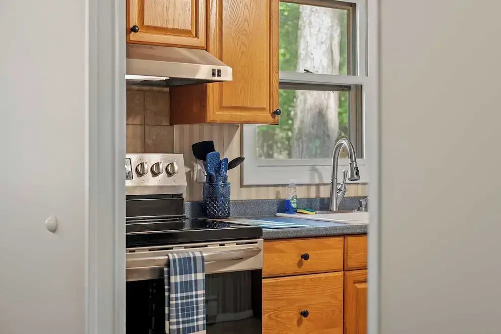 Walk to the Lake Firepit and Sunroom Tomhickon