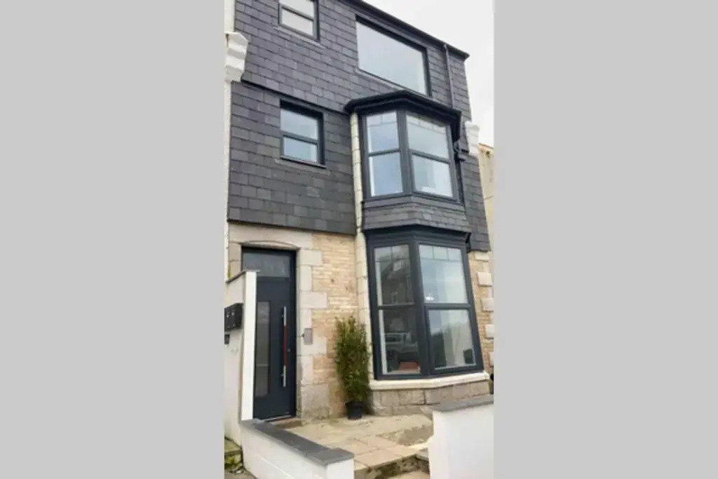 Central, stylish 3 bed apartment with sea views