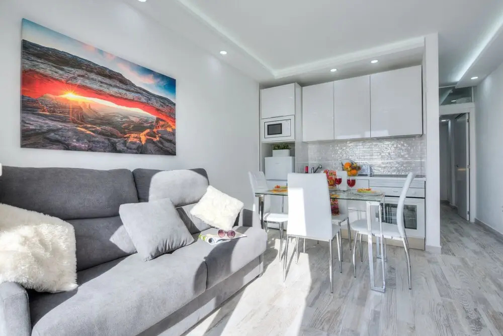Tidy Apartment, Small Terrace and Air Conditioning