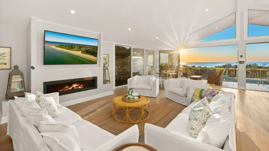 Dayz Dreamin - pool, gas fireplace and beachfront
