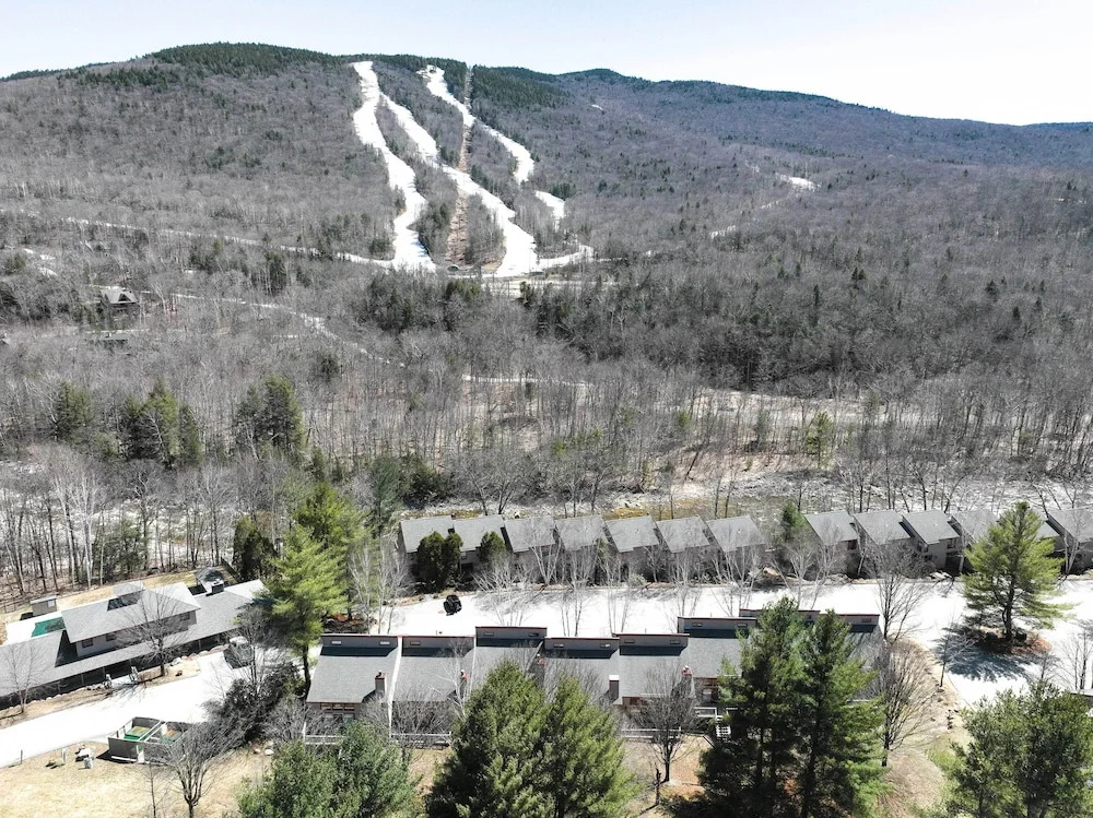 Well-appointed Lincoln Abode: Ski, Swim + Fish!