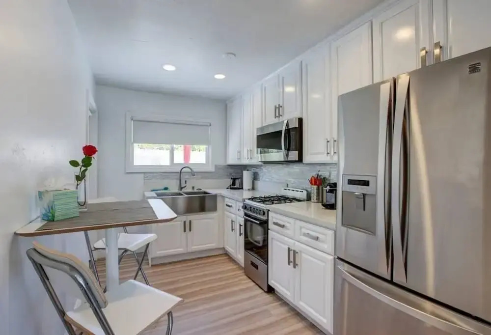 B3 Large Contemporary Studio Steps From Beach With AC