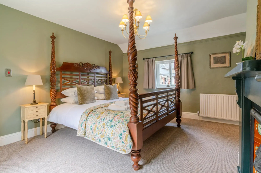 Cotswold Cottage in Winchcombe Near Broadway