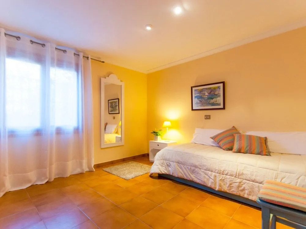 Villa Teix de Bonaire para 10, jardines y vista mar