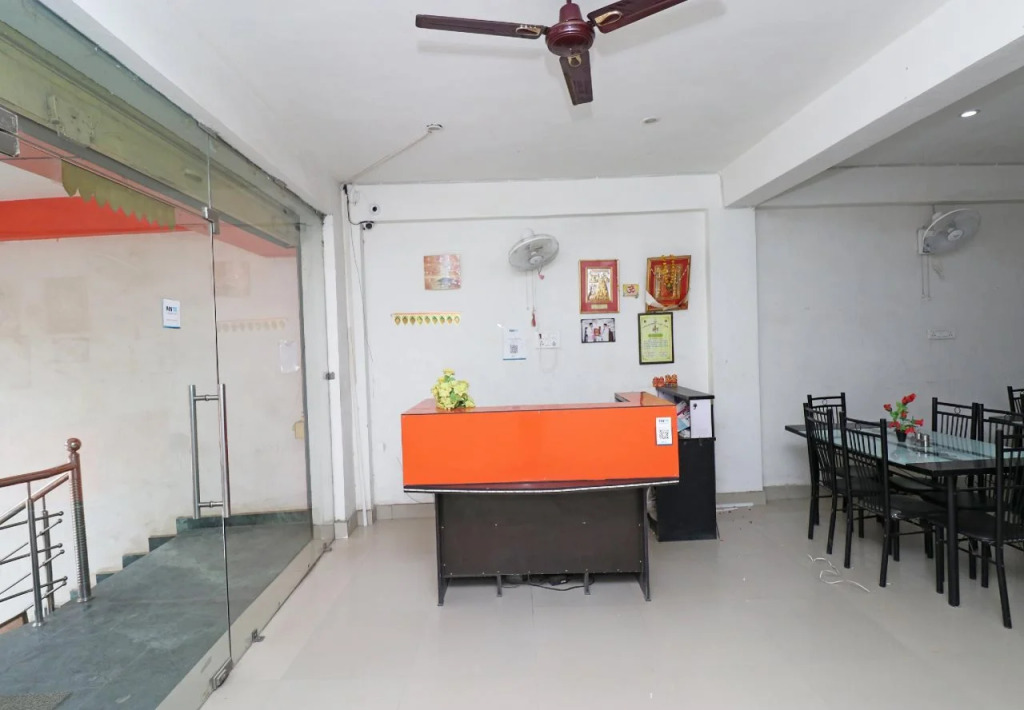 Anmol Plaza by OYO Rooms