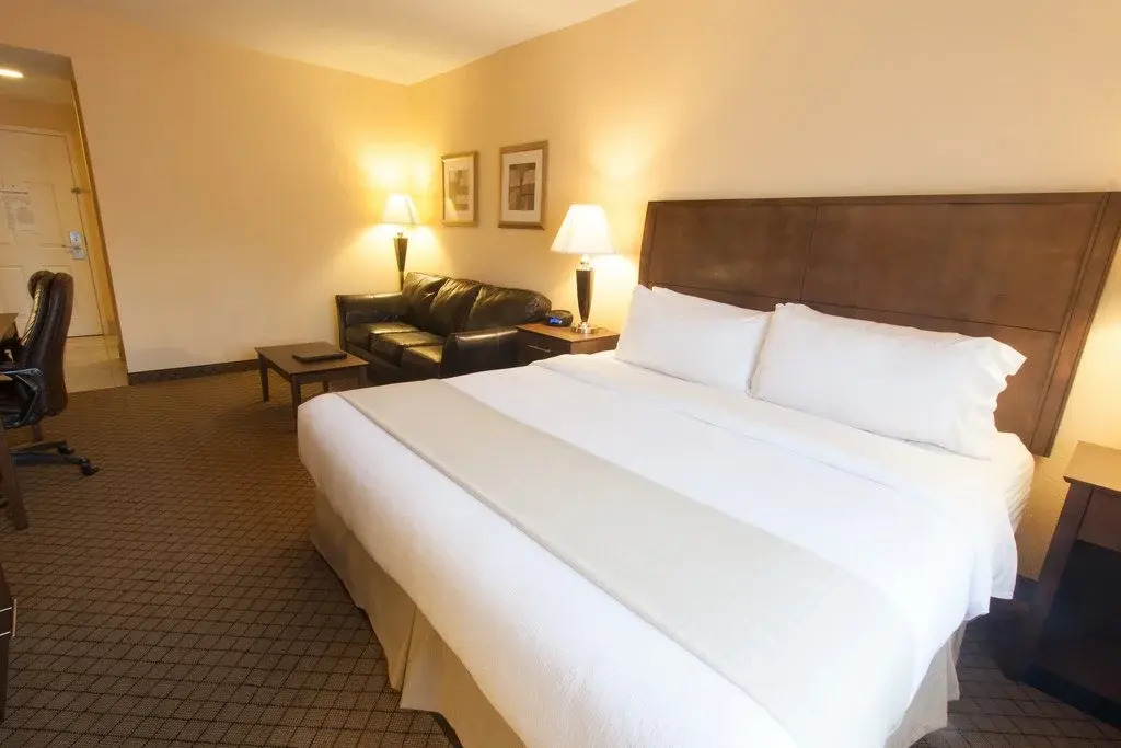 Delta Hotels by Marriott Huntington Mall