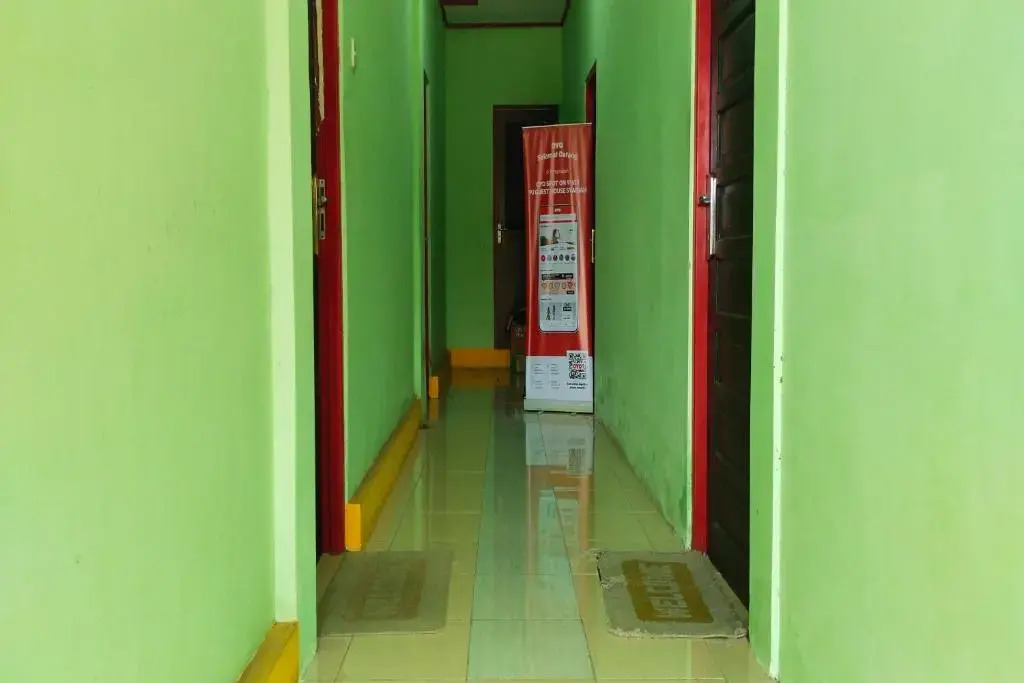 SPOT ON 91623 Pj Guest House Syariah