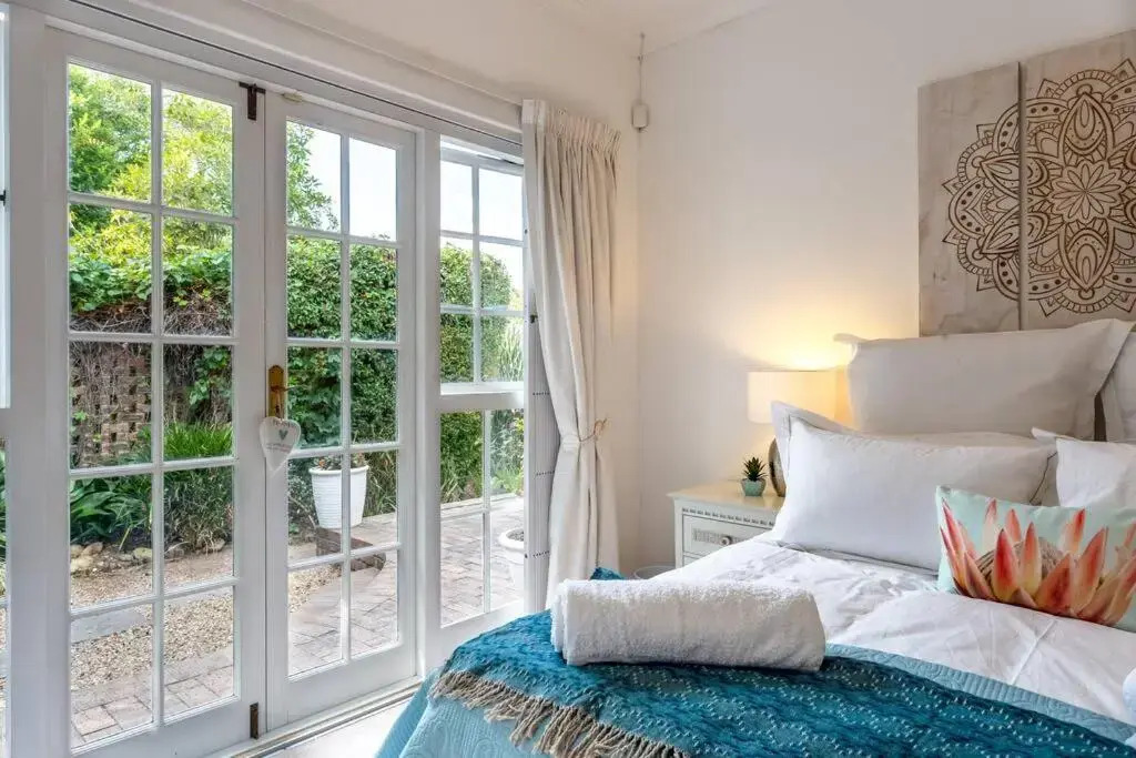 Beautiful 2 bed cottage along Constantia Wine route with pool