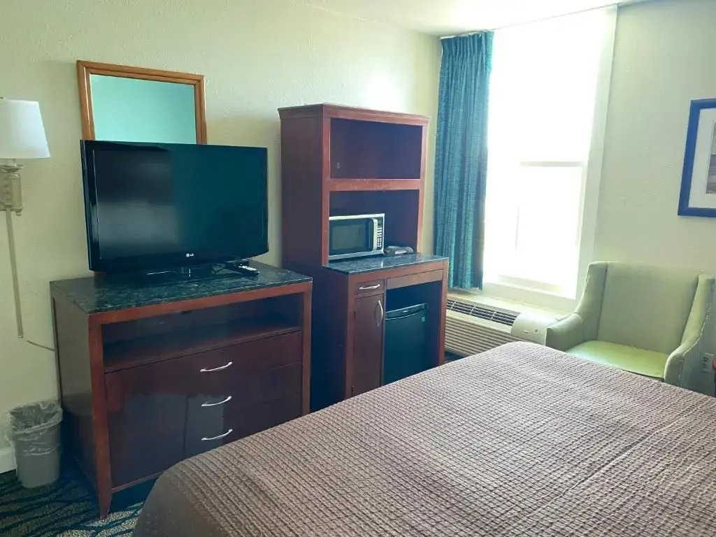 NEW 2026-Ocean Sands Beach Boutique Inn-24Hr Sauna and Salt-Mineral Pool-Free Beach Bikes and Famous Beach-Fresh Baked Cookies-Popcorn-In Room Bathrobes-Sunscreen-65 Inch TVsNetflix-Bedside Candy-Free Laundry- 4 Grand Black Beds-Call & Save-1-252-AHA-SAND