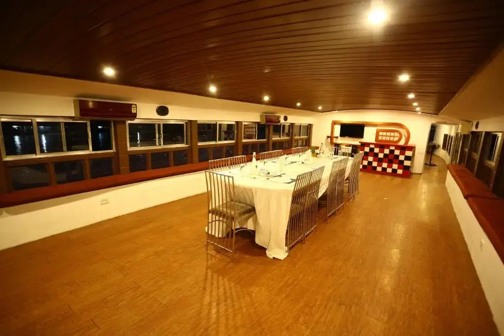 Beach Paradise Day Cruise Houseboat