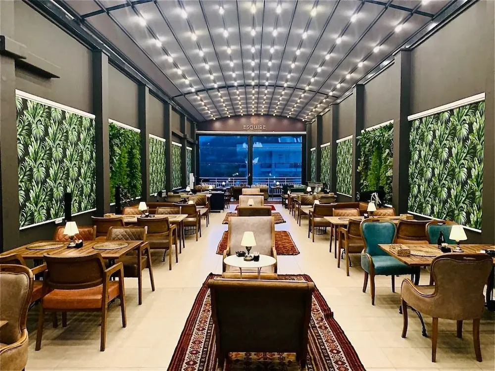Esquire Hotel & Lounge