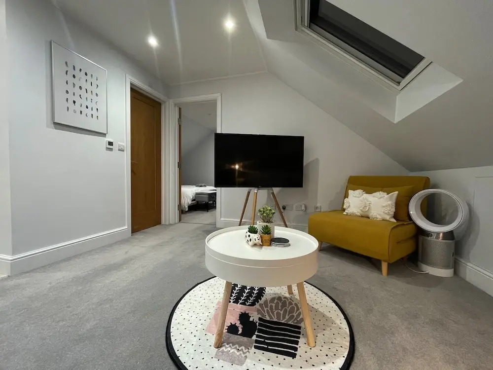 5 Star Unique Luxury Detached Apartment in Windsor