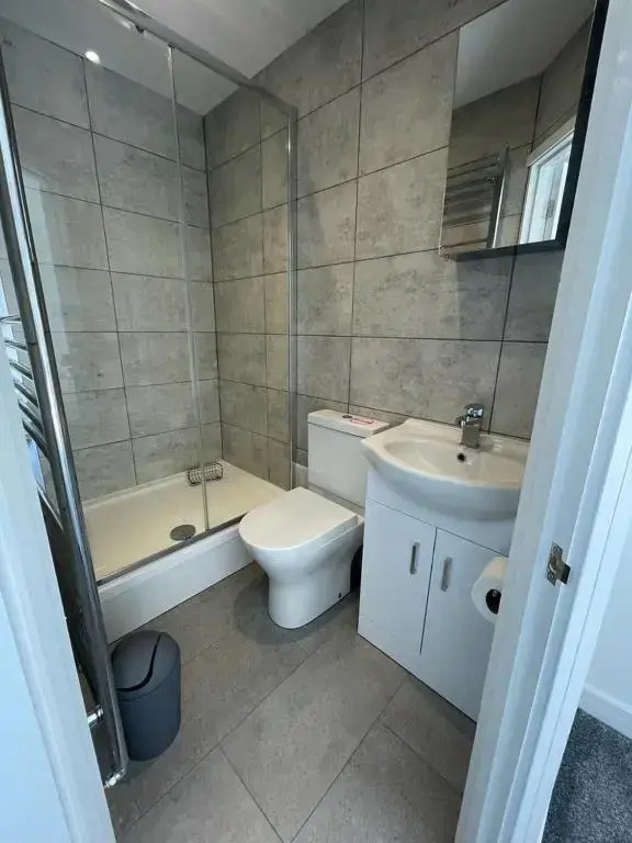 Double room with private bathroom in Basingstoke