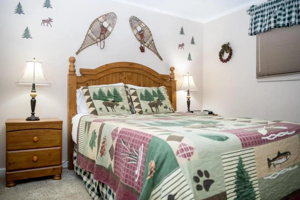Stroll to Slopes, Village Area, Ski in-out MtLodge 322