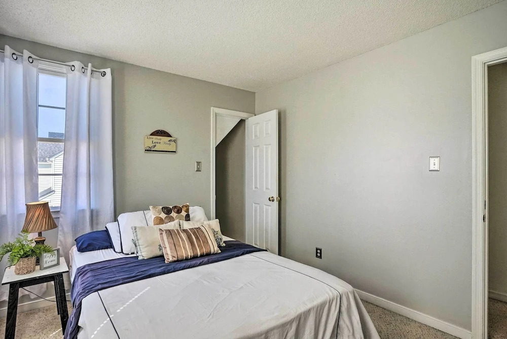 9 Mi to Richmond: Sandston Home w/ Office