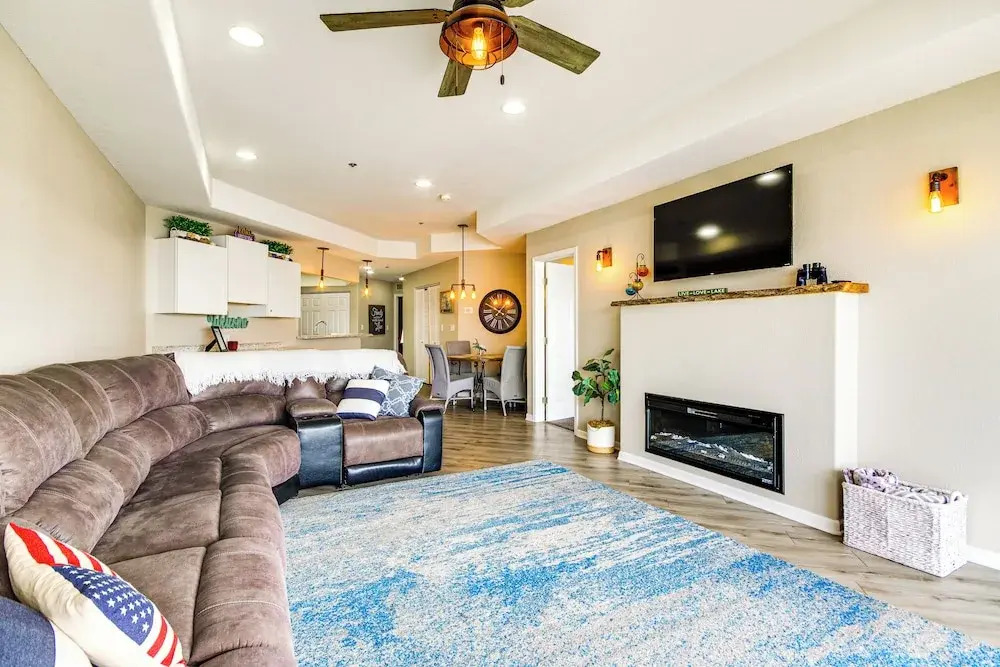 Community Perks! Waterfront Lake Ozark Escape