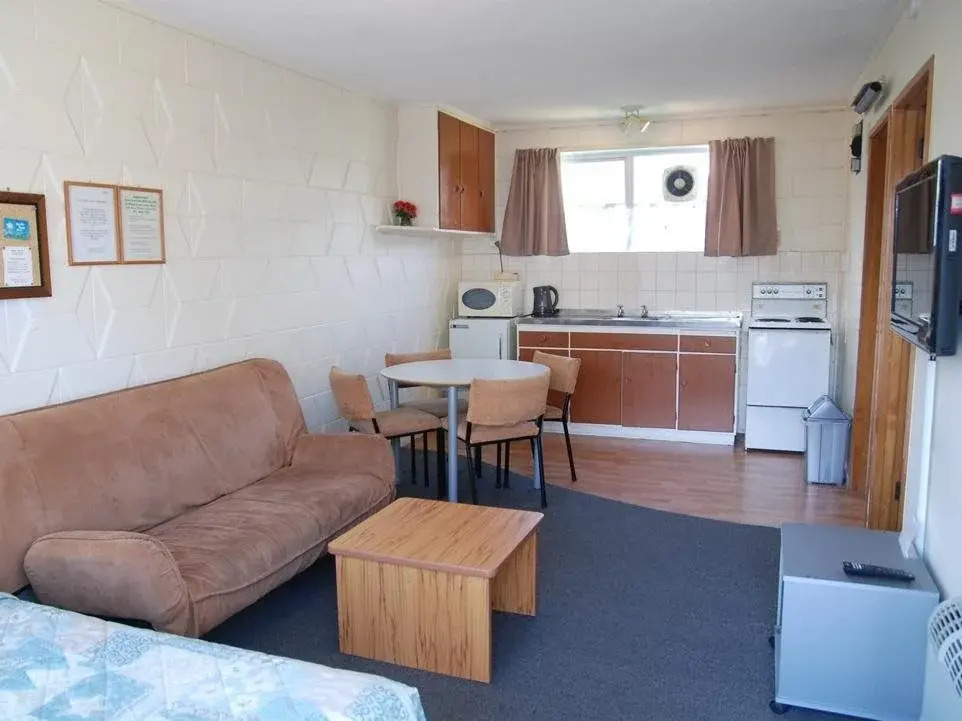 Manhattan Lodge Motel
