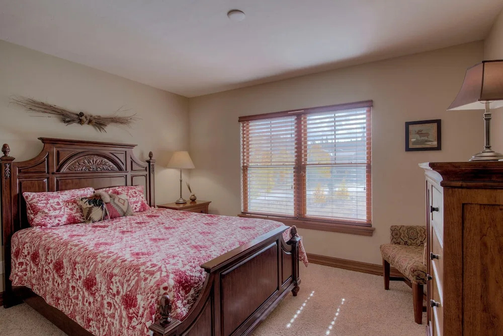 Beautiful Unit in Quiet Area w/ Shuttle to Slopes