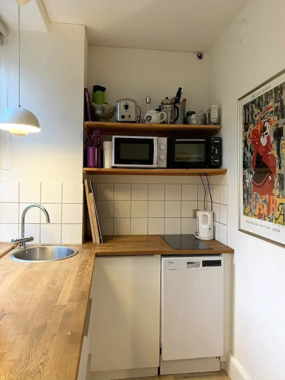 1 Bedroom Apartment near Queen 200 - 1