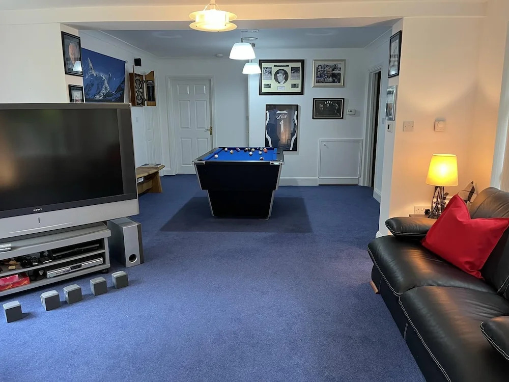 Blaydonburn - Sleeps 4,5 - Parking - Hottub - Yard