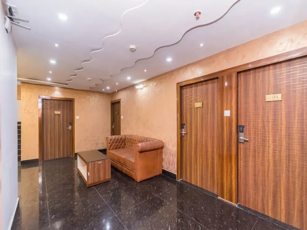 Capital O 9390 Golden Afreen