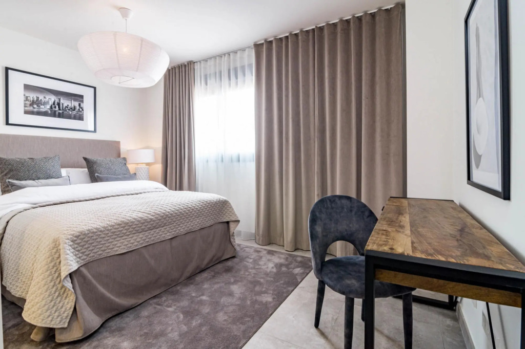 Inf4.2m- Modern City Apartment, Families Only