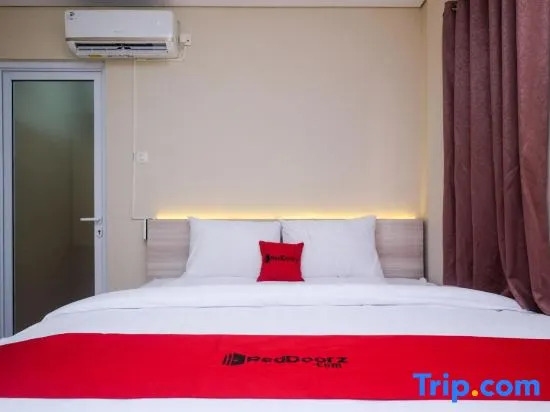 RedDoorz Plus Near RS Jih Solo