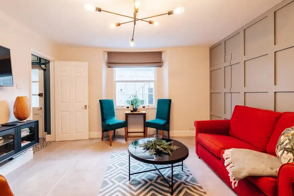 Central Townhouse with Garden & Free Parking