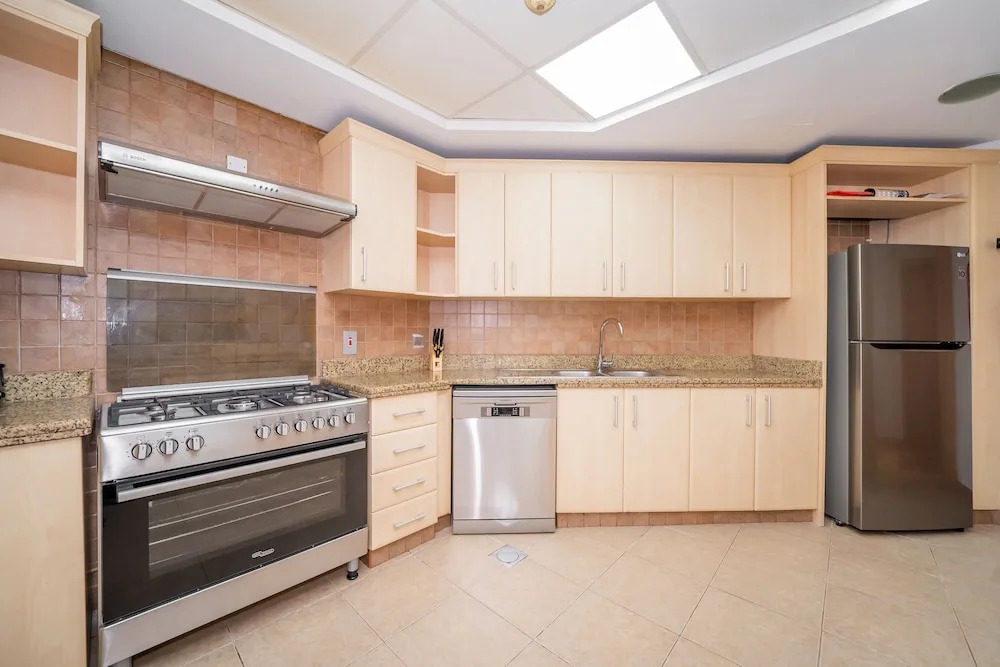 Luton Vacation Homes - Shoreline Apartment, Beach Access
