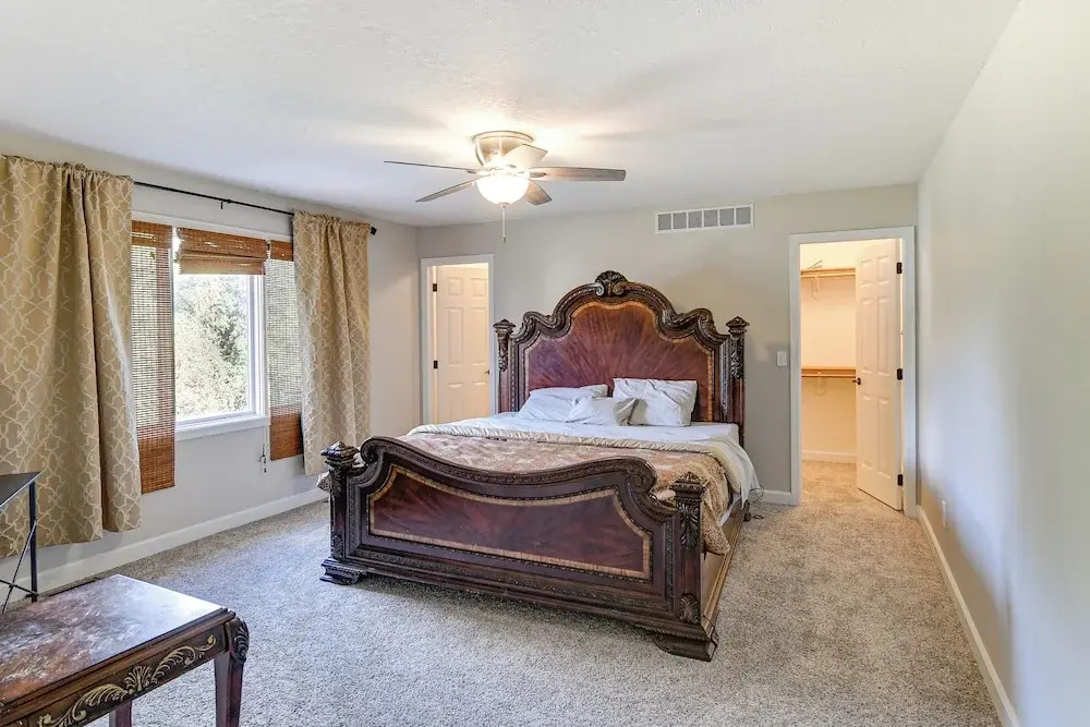 Des Moines Suburb Stay w/ Spacious Layout & Deck!