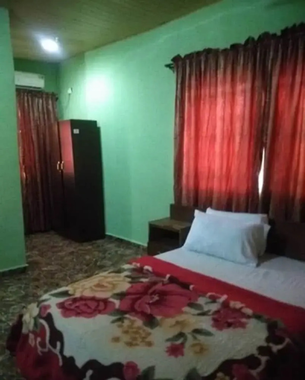 Sycamore Royals Hotel Jahi