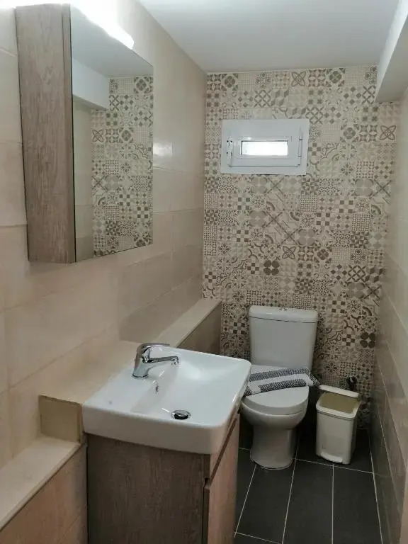 Marinas Apartments - White & Stone Apartment