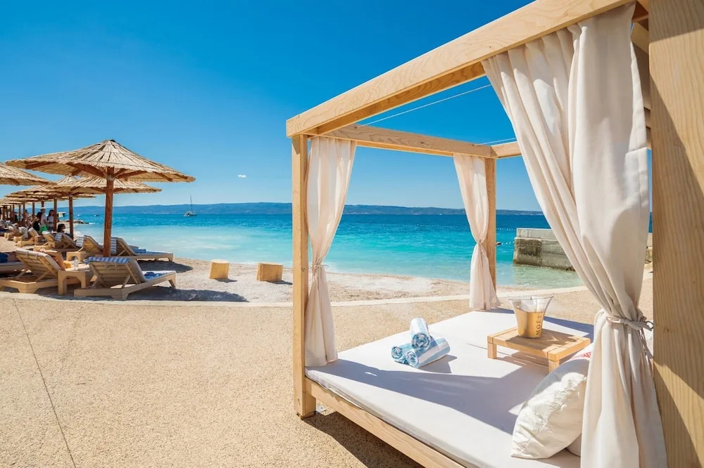 A6 Beachfront apt With big Terrace and sea View