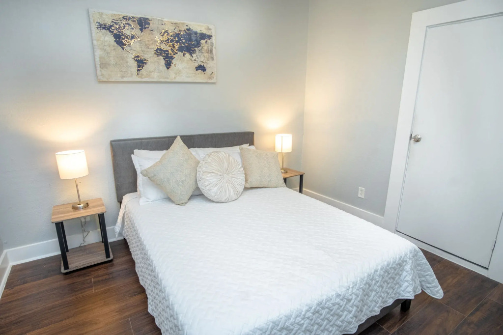 Remodeled Historic 1BR 1BA House Near Downtown