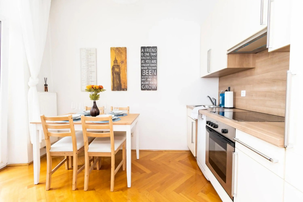 Sunshine deluxe apartment with porch near Schönbrunn palace and Westbahnhof