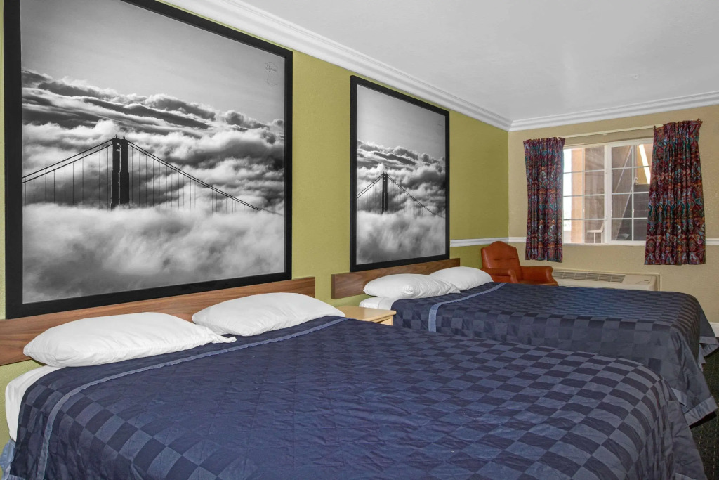 Super 8 by Wyndham Hayward Downtown